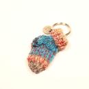 Handgestrickter kleiner Socken Schlüsselanhänger aus Wolle in Bunt mit integriertem Einkaufschip und silbernem Schlüsselring.